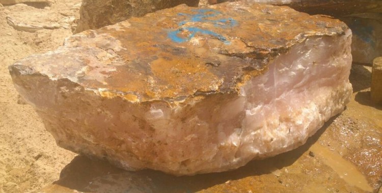 粉色玛瑙石矿场